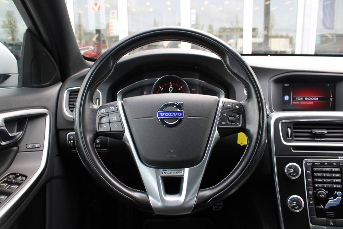 Volvo V60 Volvo V60 D4 191PK Business Sport | Org. NL | Verw. Voorstoelen | Cruise Control | Trekhaak | Navi | Clima |