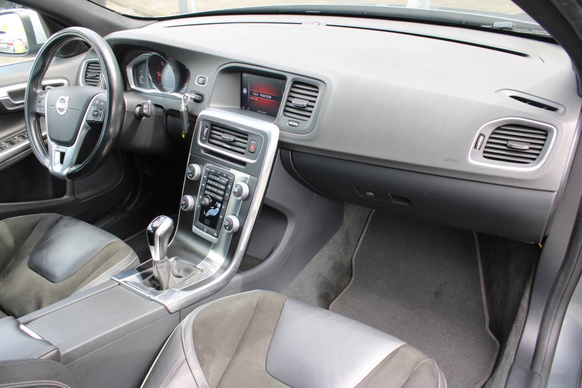 Volvo V60 Volvo V60 D4 191PK Business Sport | Org. NL | Verw. Voorstoelen | Cruise Control | Trekhaak | Navi | Clima |