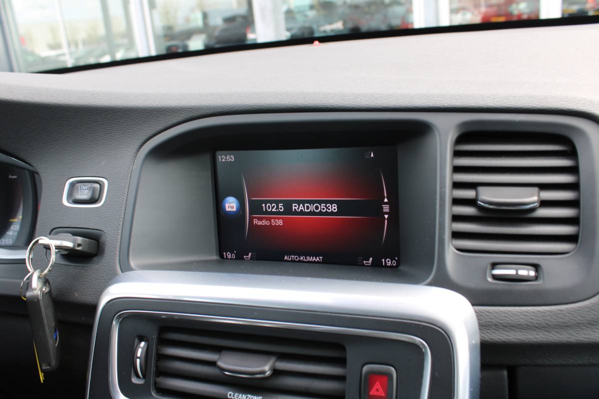 Volvo V60 Volvo V60 D4 191PK Business Sport | Org. NL | Verw. Voorstoelen | Cruise Control | Trekhaak | Navi | Clima |