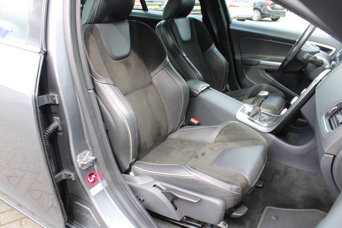 Volvo V60 Volvo V60 D4 191PK Business Sport | Org. NL | Verw. Voorstoelen | Cruise Control | Trekhaak | Navi | Clima |