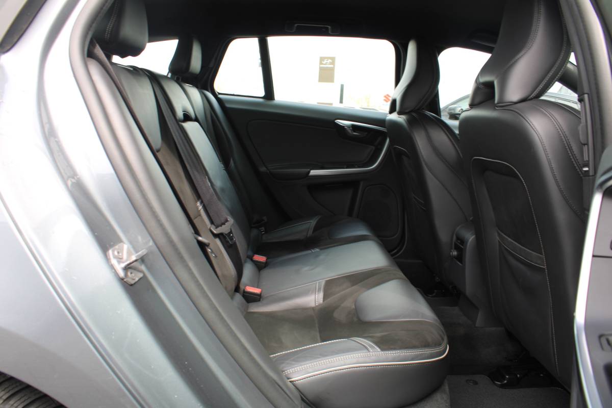 Volvo V60 Volvo V60 D4 191PK Business Sport | Org. NL | Verw. Voorstoelen | Cruise Control | Trekhaak | Navi | Clima |