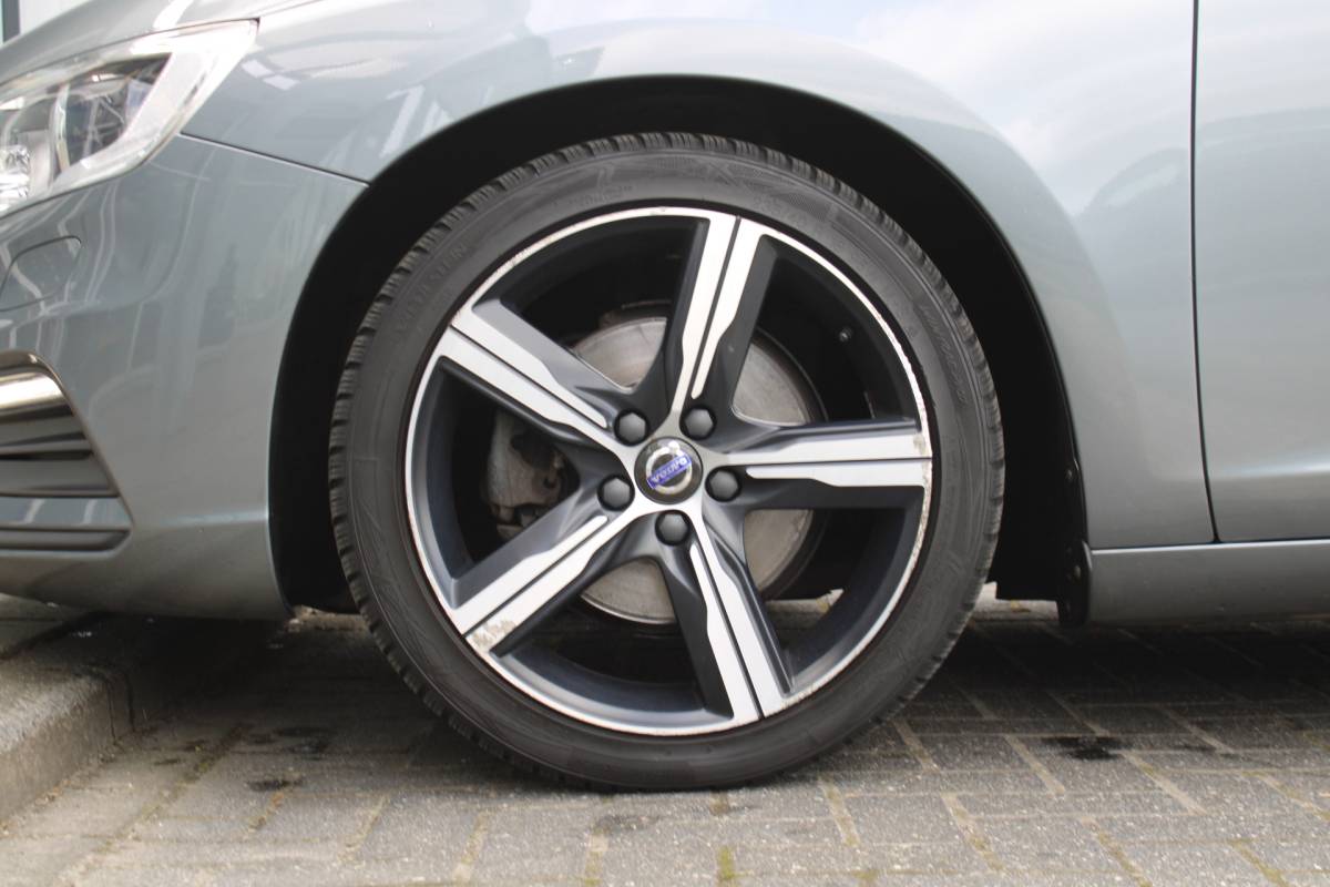 Volvo V60 Volvo V60 D4 191PK Business Sport | Org. NL | Verw. Voorstoelen | Cruise Control | Trekhaak | Navi | Clima |
