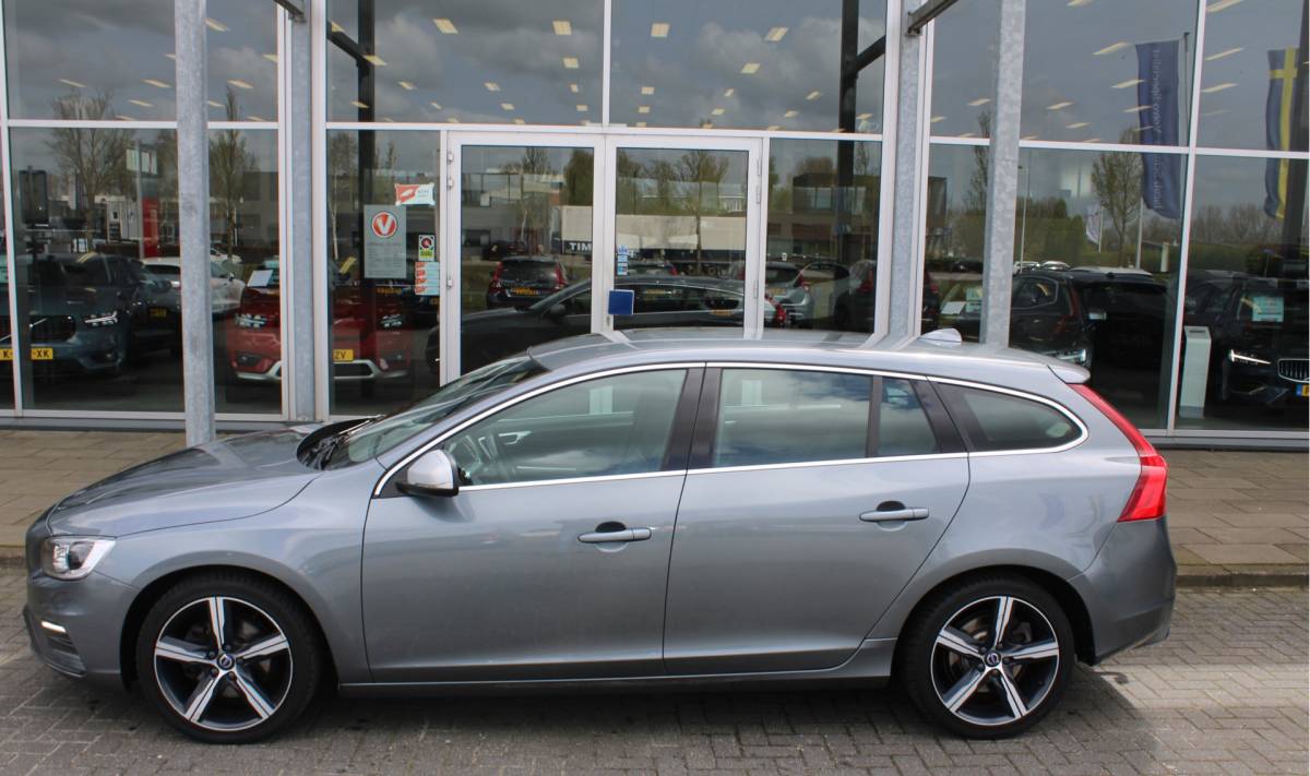 Volvo V60 Volvo V60 D4 191PK Business Sport | Org. NL | Verw. Voorstoelen | Cruise Control | Trekhaak | Navi | Clima |