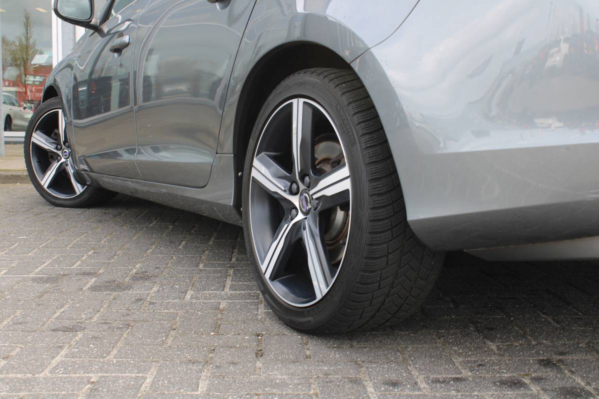 Volvo V60 Volvo V60 D4 191PK Business Sport | Org. NL | Verw. Voorstoelen | Cruise Control | Trekhaak | Navi | Clima |