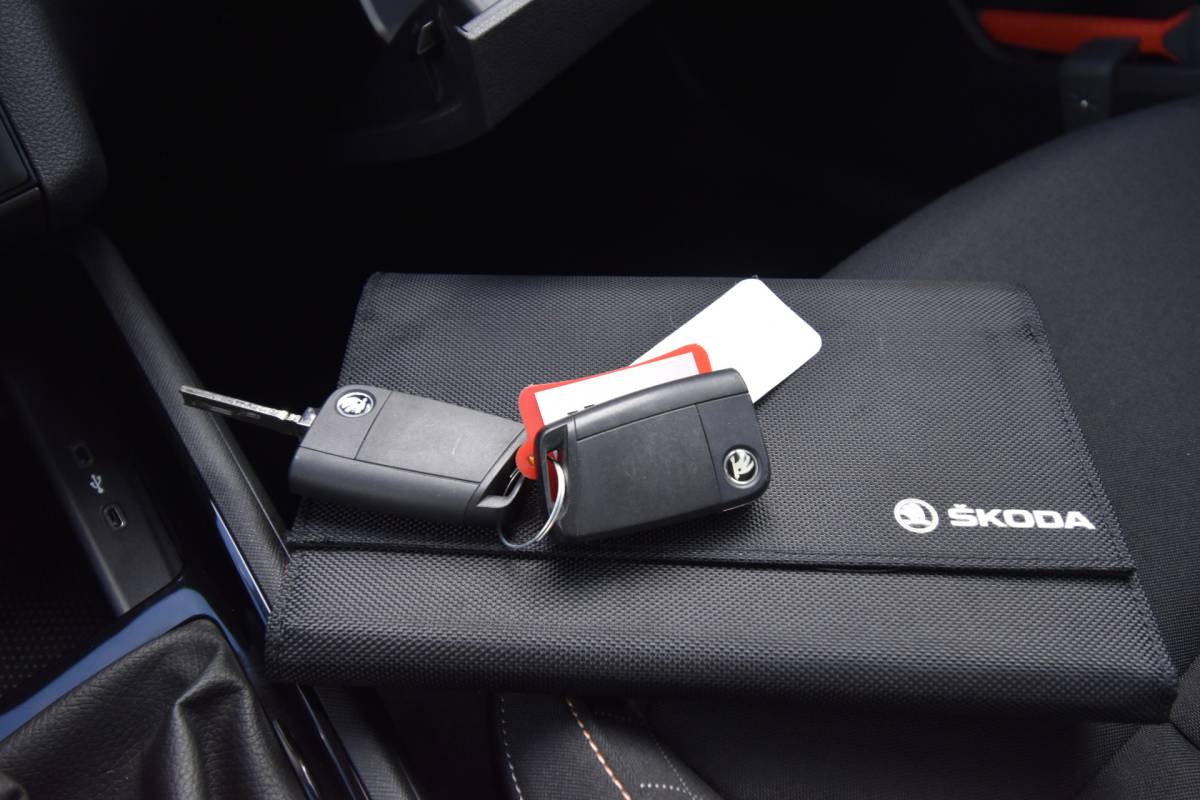 Škoda Kamiq ŠKODA Kamiq 1.0 TSI Ambition , TREKHAAK , NAVI VIA APP , LMV16 , PDC A ,