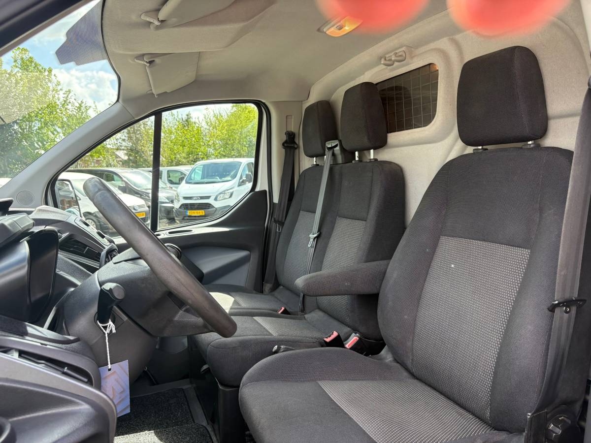 Ford Transit Custom Ford Transit Custom 290 2.0 TDCI L2H1 131PK EURO6|airco|trekhaak|bluetooth|imperiaal|elektrisch pakket|drie zitplaatsen