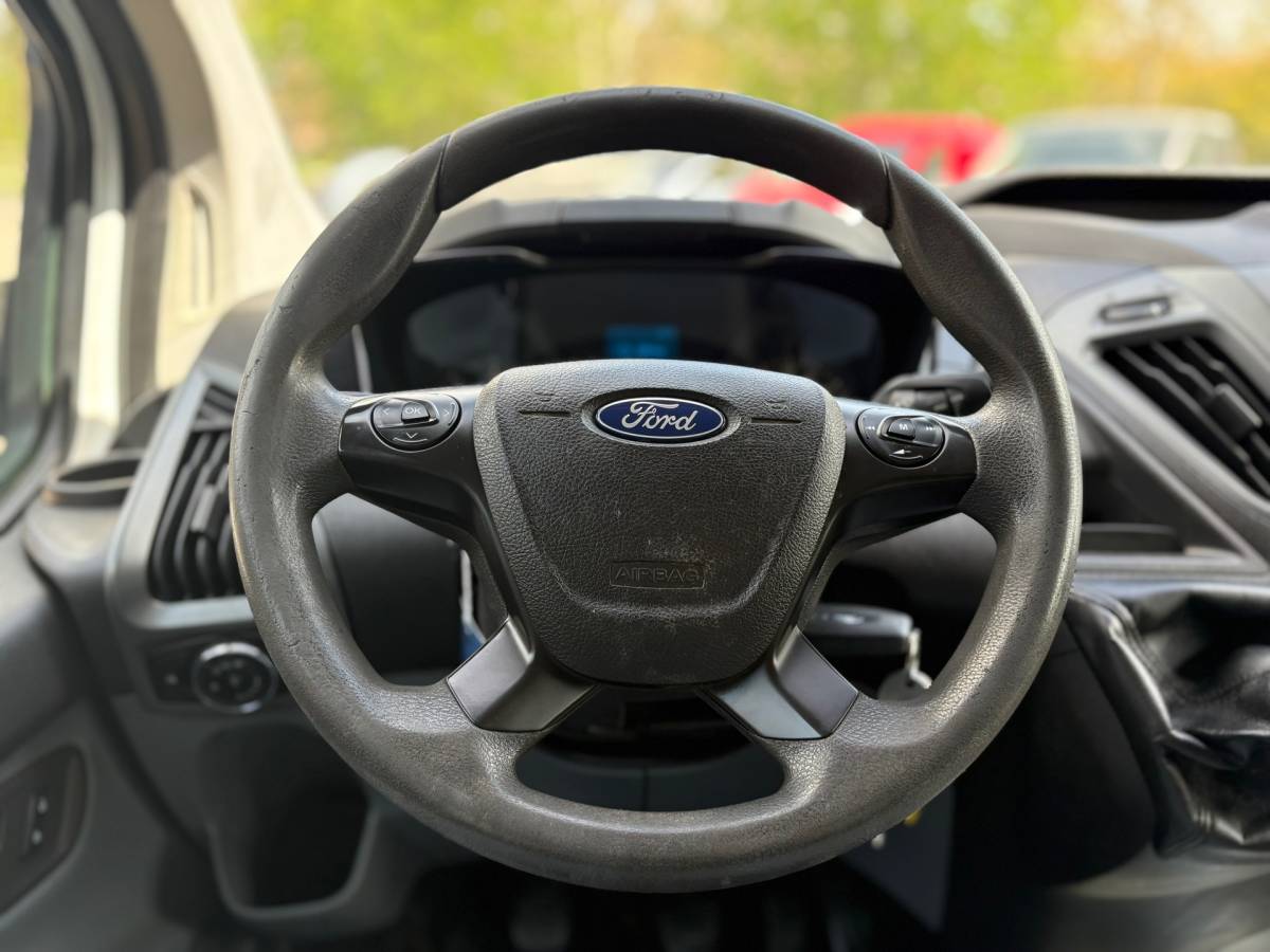 Ford Transit Custom Ford Transit Custom 290 2.0 TDCI L2H1 131PK EURO6|airco|trekhaak|bluetooth|imperiaal|elektrisch pakket|drie zitplaatsen