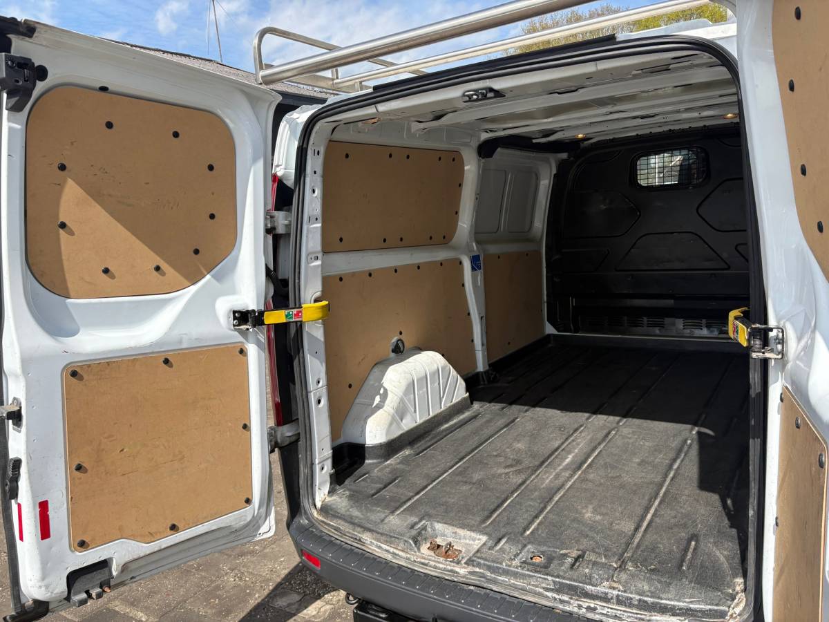 Ford Transit Custom Ford Transit Custom 290 2.0 TDCI L2H1 131PK EURO6|airco|trekhaak|bluetooth|imperiaal|elektrisch pakket|drie zitplaatsen