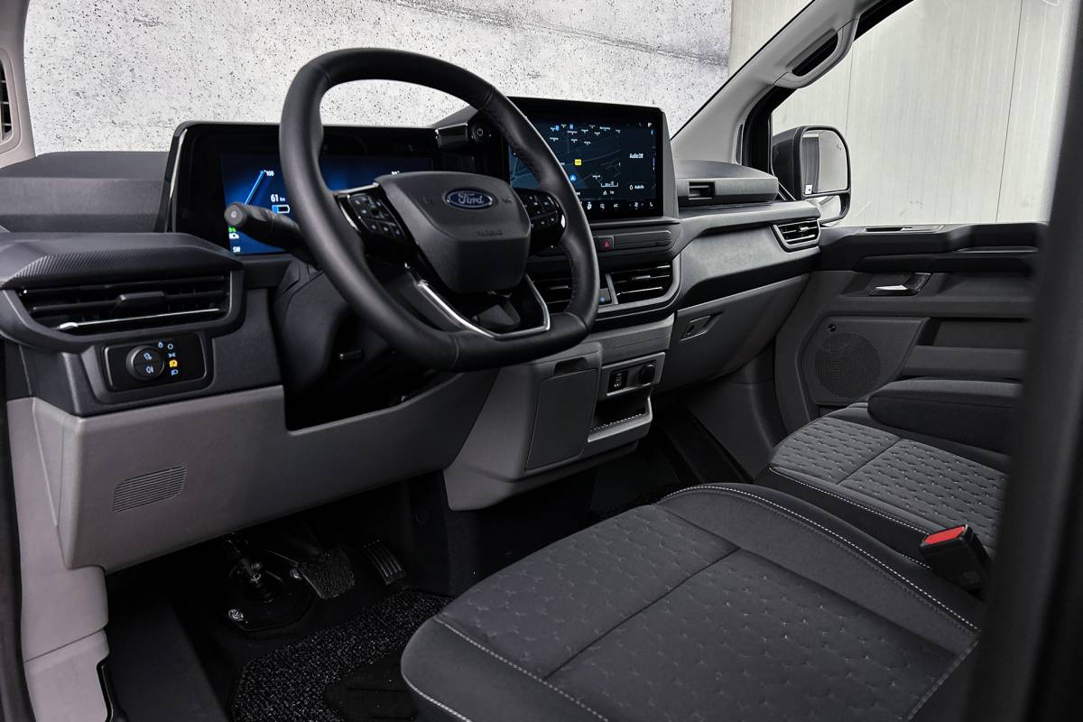 Ford E-Transit Ford E-Transit Cust. 320 L2H1 Sport 65 kWh | 2x schuifdeur | 2-zitplaatsen rechtsvoor | Stoelverwarming