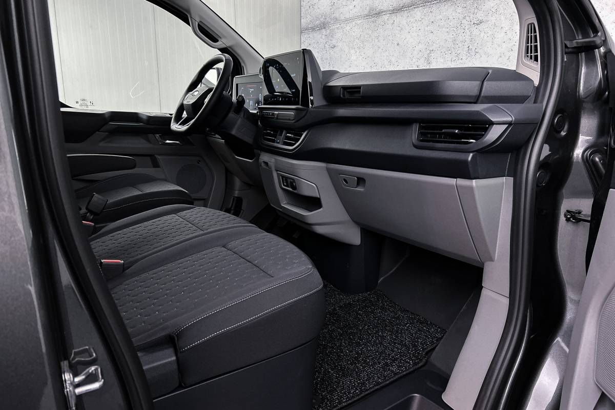 Ford E-Transit Ford E-Transit Cust. 320 L2H1 Sport 65 kWh | 2x schuifdeur | 2-zitplaatsen rechtsvoor | Stoelverwarming