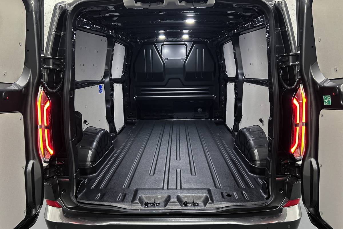 Ford E-Transit Ford E-Transit Cust. 320 L2H1 Sport 65 kWh | 2x schuifdeur | 2-zitplaatsen rechtsvoor | Stoelverwarming