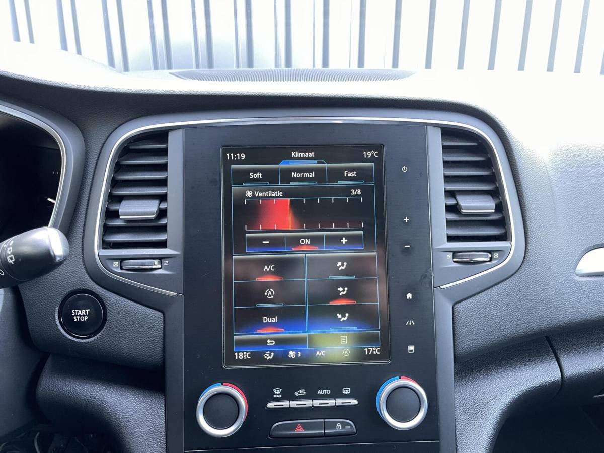 Renault Mégane Renault Megane 1.2 TCe Intens CAMERA|KEYLESS|SFEERVERLICHTING|LED|TREKHAAK|STOELVERWARMING
