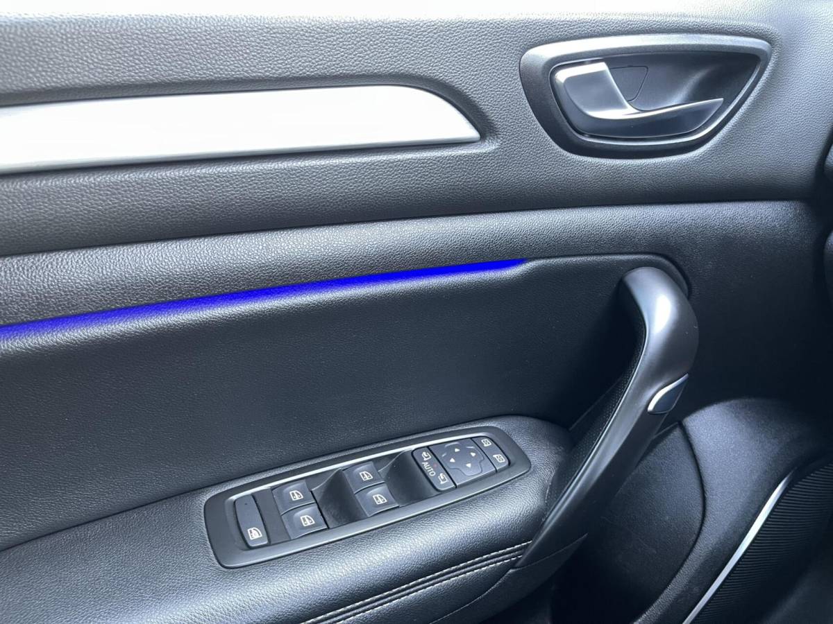 Renault Mégane Renault Megane 1.2 TCe Intens CAMERA|KEYLESS|SFEERVERLICHTING|LED|TREKHAAK|STOELVERWARMING