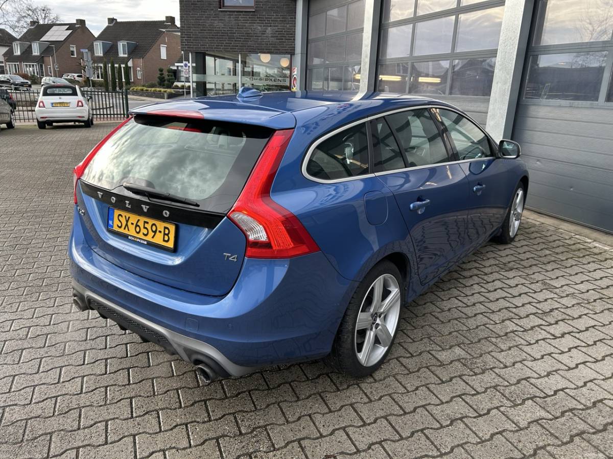 Volvo V60 VOLVO V60 2.0 T4 190pk Business Sport / R-Design