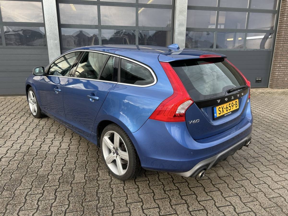 Volvo V60 VOLVO V60 2.0 T4 190pk Business Sport / R-Design