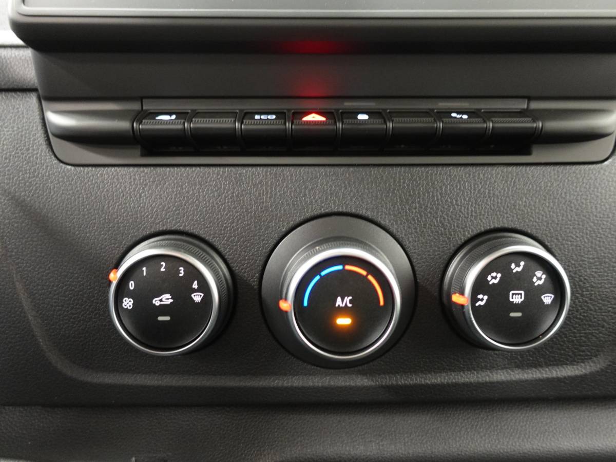 Renault Master Renault Master T33 2.3 dCi 135PK L2H2 BPM VRIJ! Airco Cruise control Parkeersensoren Navigatie Trekhaak