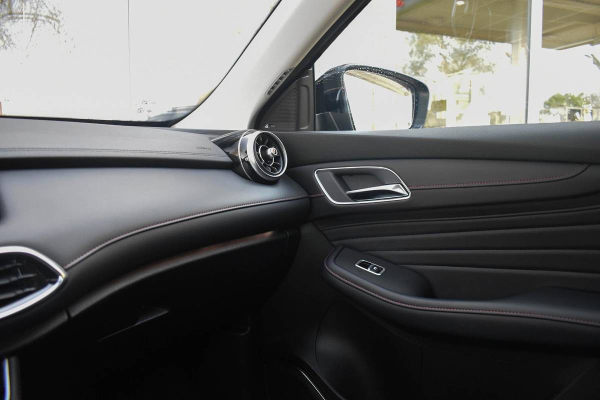 MG EHS MG EHS 1.5 TGDI Luxury Trekhaak Pano Leder 360 Camera