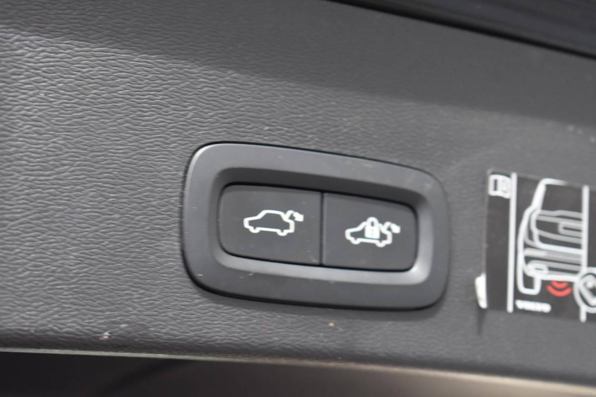 Volvo XC40 Volvo XC40 Recharge P8 AWD R-Design | Pano | 360 Camera | Stoel/Stuurverwarming |