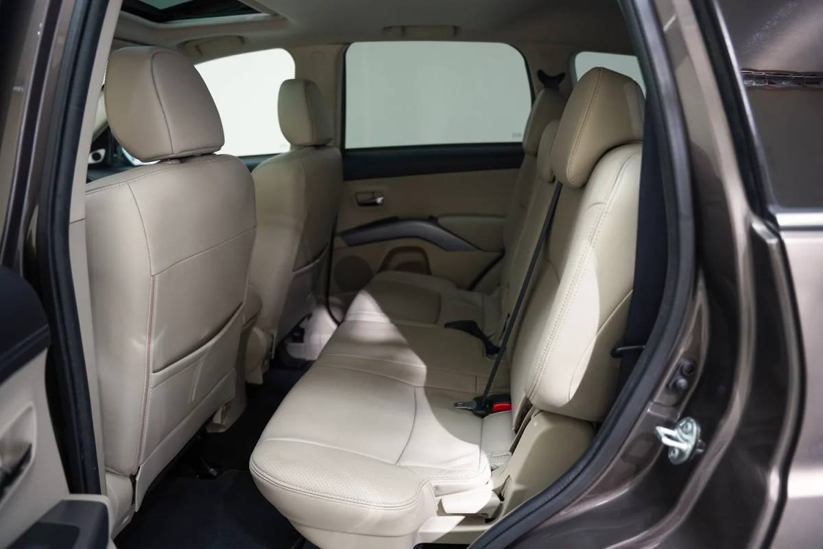 Mitsubishi Outlander Mitsubishi Outlander 2.4 Instyle Aut. 7 pers. [ Leder Schuifdak Xenon Navigatie ]