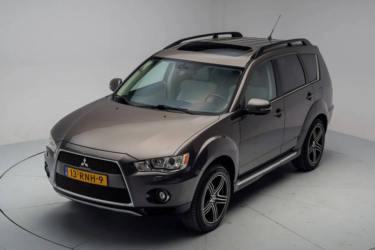 Mitsubishi Outlander Mitsubishi Outlander 2.4 Instyle Aut. 7 pers. [ Leder Schuifdak Xenon Navigatie ]