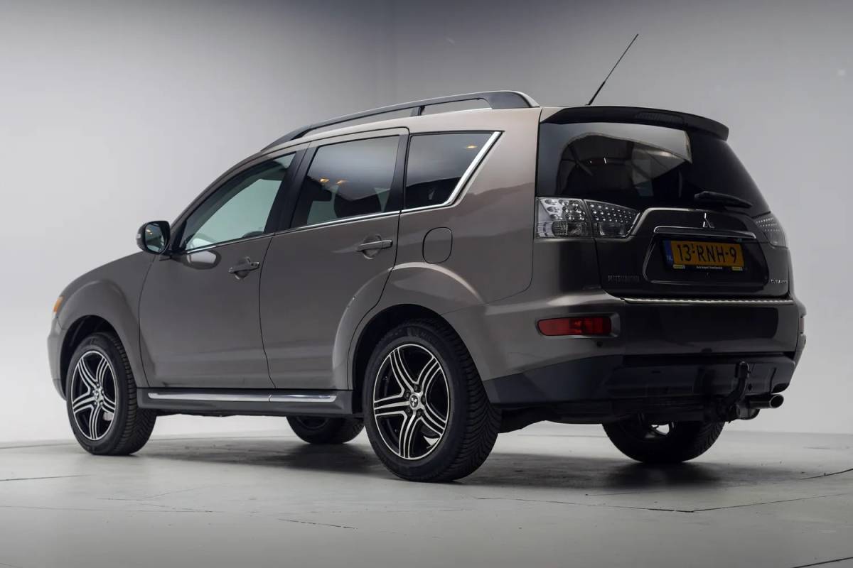 Mitsubishi Outlander Mitsubishi Outlander 2.4 Instyle Aut. 7 pers. [ Leder Schuifdak Xenon Navigatie ]