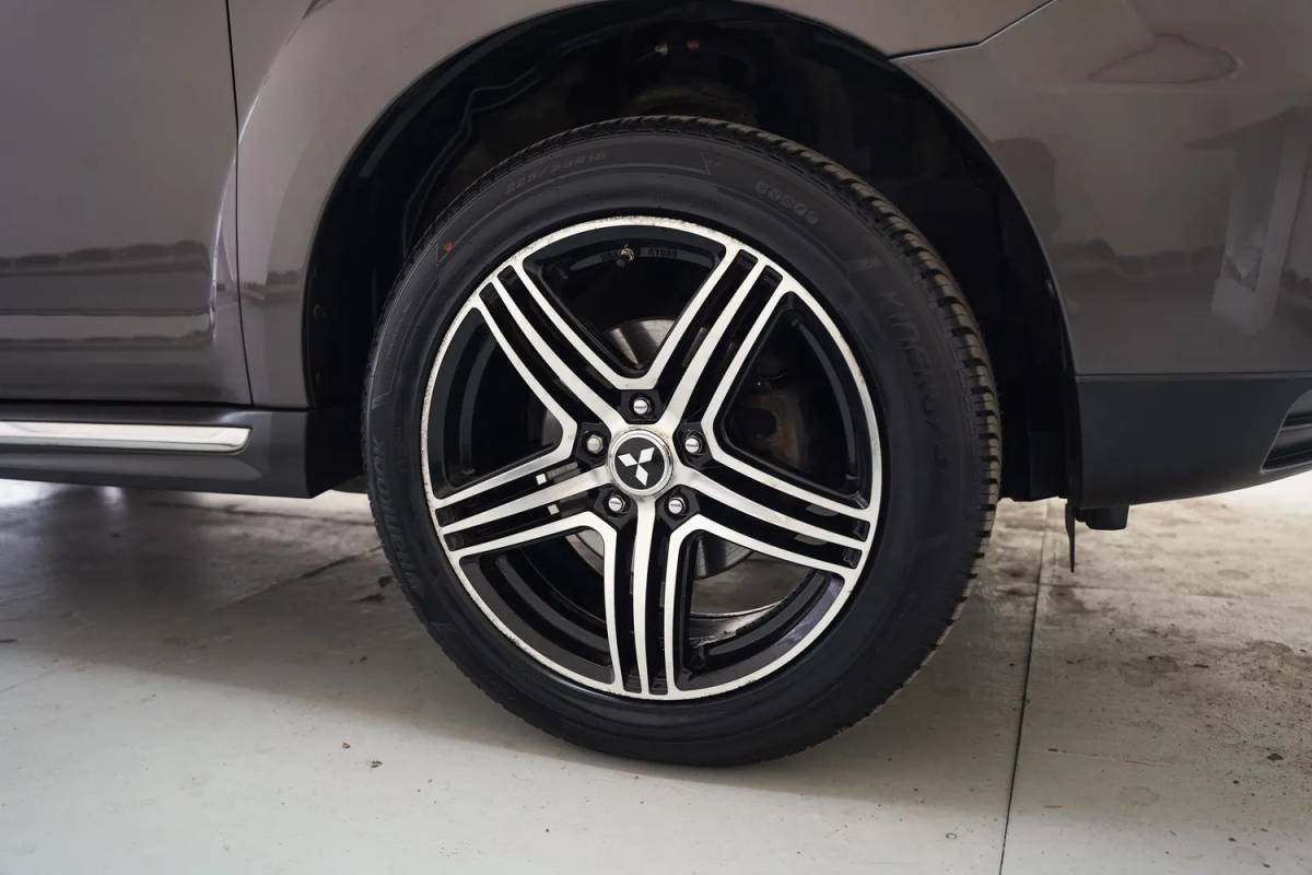 Mitsubishi Outlander Mitsubishi Outlander 2.4 Instyle Aut. 7 pers. [ Leder Schuifdak Xenon Navigatie ]