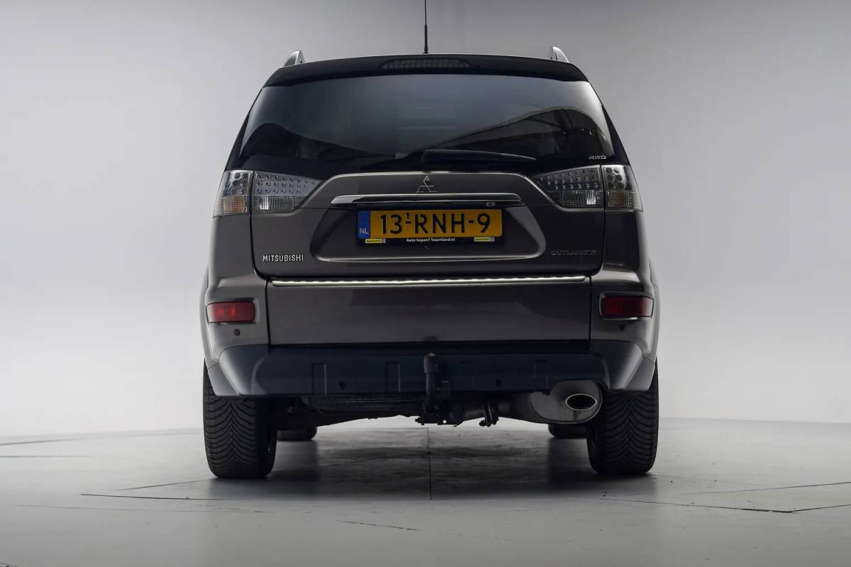 Mitsubishi Outlander Mitsubishi Outlander 2.4 Instyle Aut. 7 pers. [ Leder Schuifdak Xenon Navigatie ]