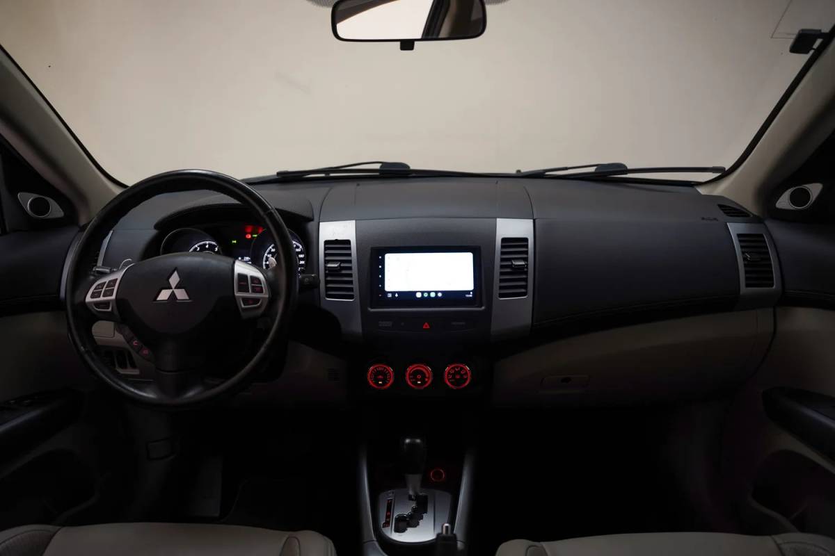 Mitsubishi Outlander Mitsubishi Outlander 2.4 Instyle Aut. 7 pers. [ Leder Schuifdak Xenon Navigatie ]