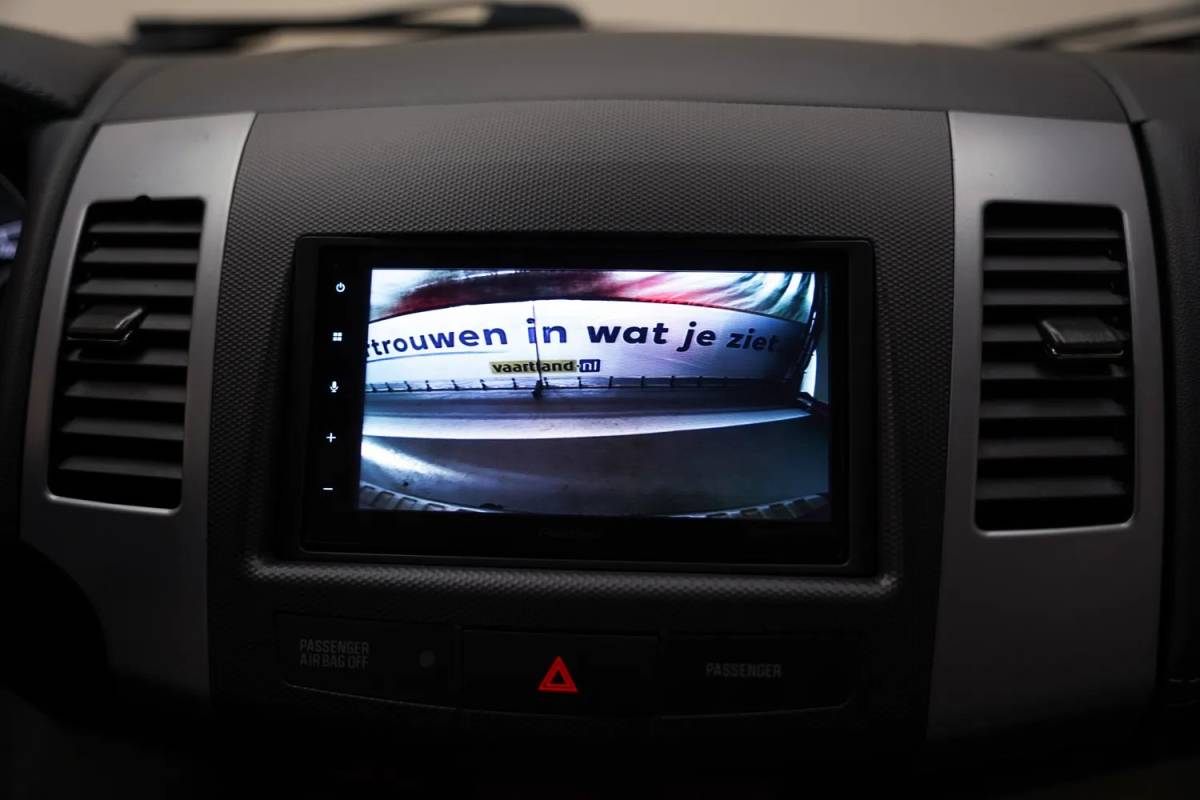 Mitsubishi Outlander Mitsubishi Outlander 2.4 Instyle Aut. 7 pers. [ Leder Schuifdak Xenon Navigatie ]