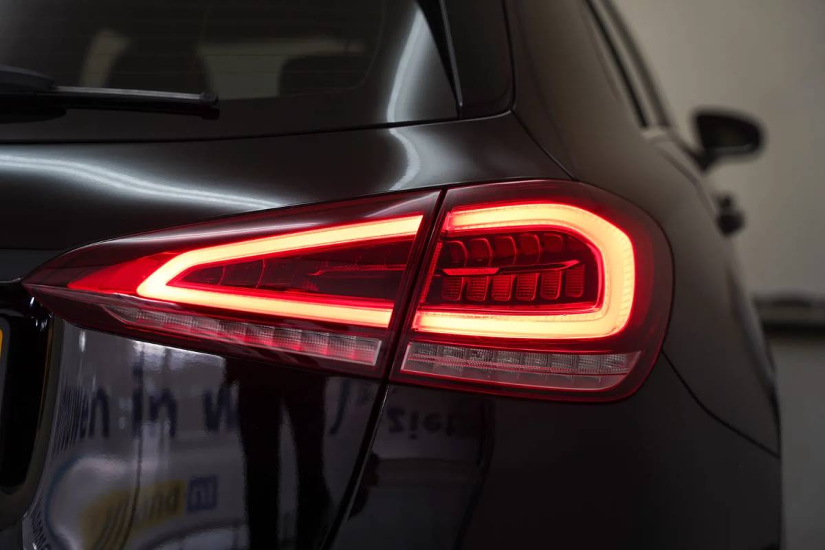 Mercedes-Benz A-Klasse Mercedes-Benz A-Klasse 180d Business [ Camera Navigatie Leer Stoelverwarming]