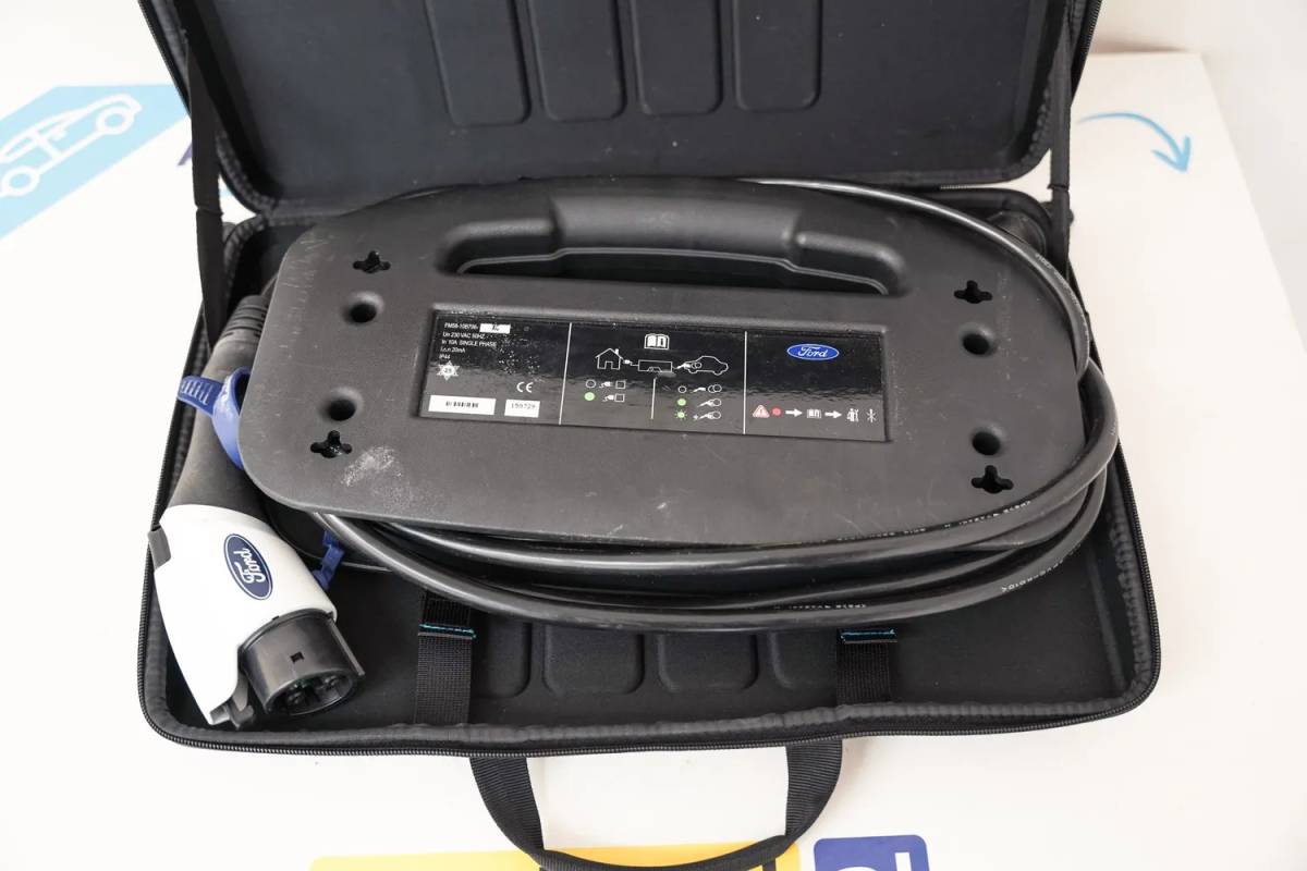 Ford C-MAX Ford C-Max 2.0 PLUG-IN HYBRID Titanium Plus [ Panorama Navi Leder ]