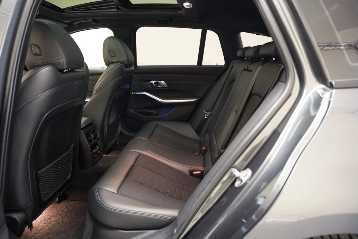 BMW 3 Serie BMW 3-serie TOURING 320i Executive Sport Aut. [ Panoramadak Sportstoelen Live cockpit ]