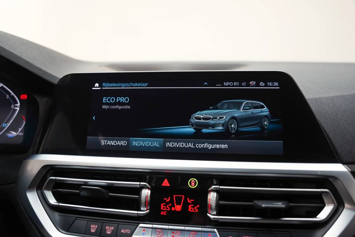 BMW 3 Serie BMW 3-serie TOURING 320i Executive Sport Aut. [ Panoramadak Sportstoelen Live cockpit ]