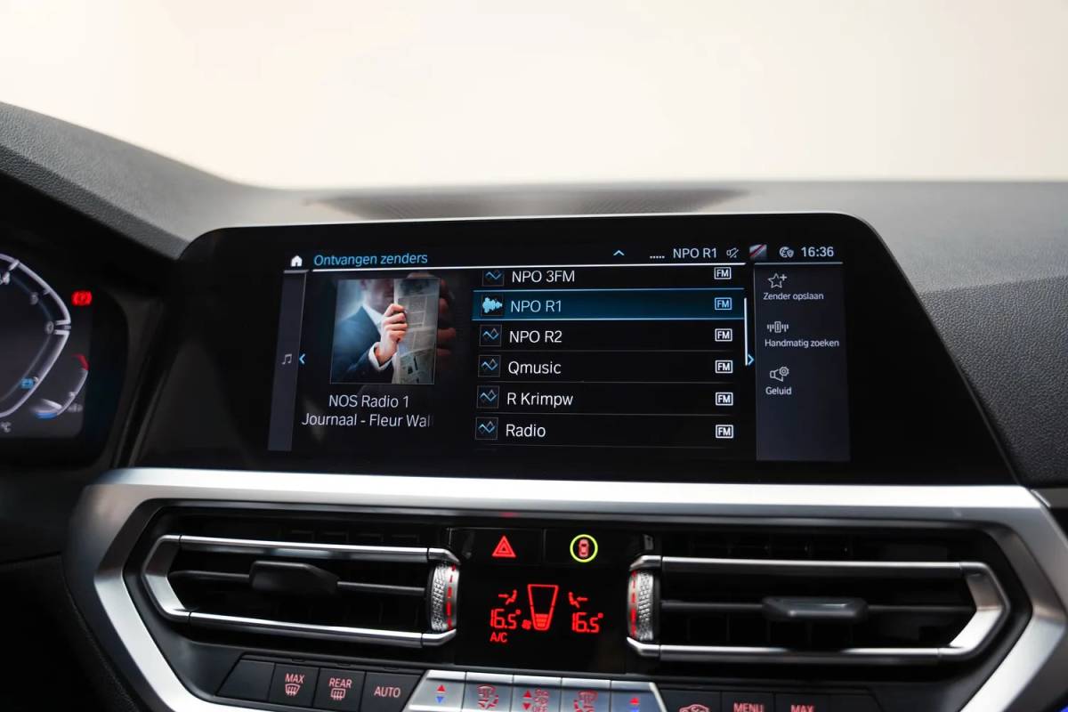 BMW 3 Serie BMW 3-serie TOURING 320i Executive Sport Aut. [ Panoramadak Sportstoelen Live cockpit ]