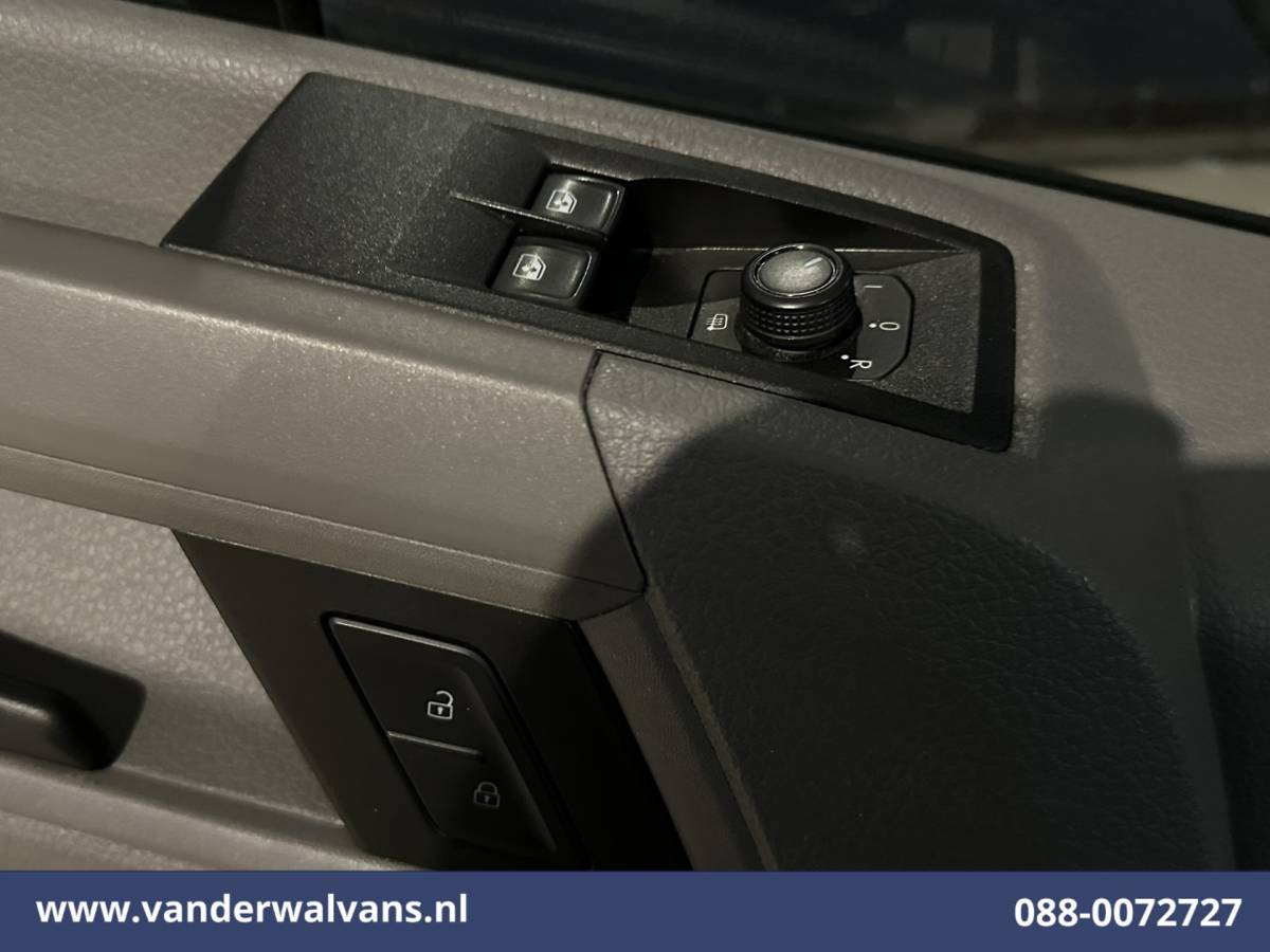 Volkswagen Crafter Volkswagen Crafter 2.0 TDI L3H3 L2H2 Euro6 Airco | Apple Carplay | Android Auto | Parkeersensoren Bijrijdersbank