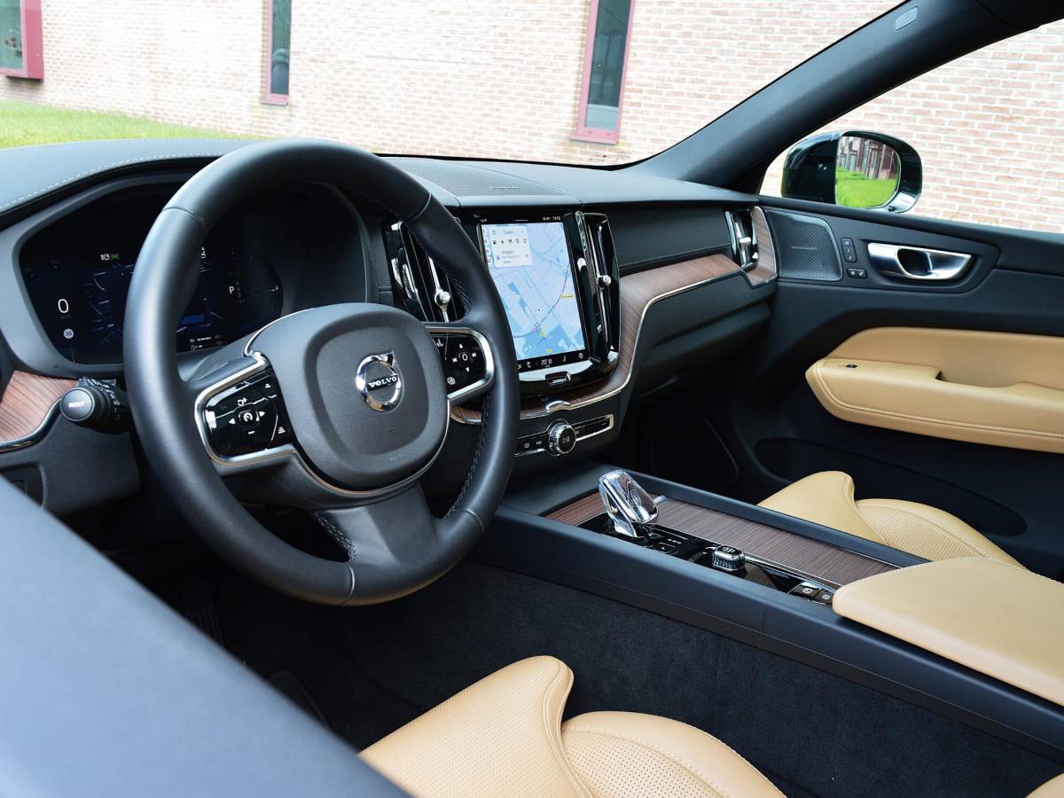 Volvo XC60 Volvo XC60 2.0 T8 Recharge AWD Ultra Dark