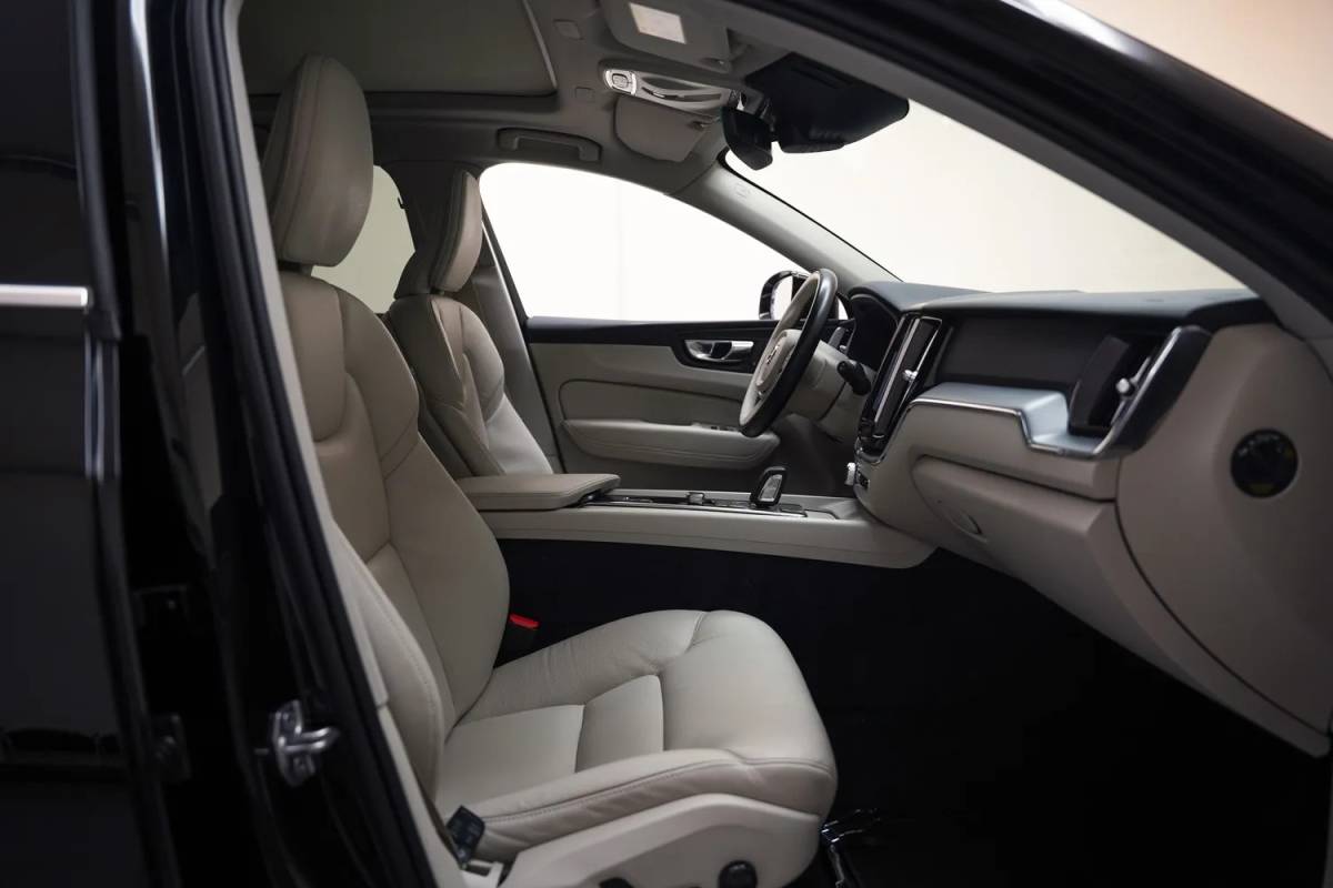 Volvo XC60 Volvo XC60 2.0 T6 Plug-in hybrid AWD Inscription Expr. Aut. [ Panoramadak Leder Apple / Android Stoelen Stuurverwarming cruise Camera ]