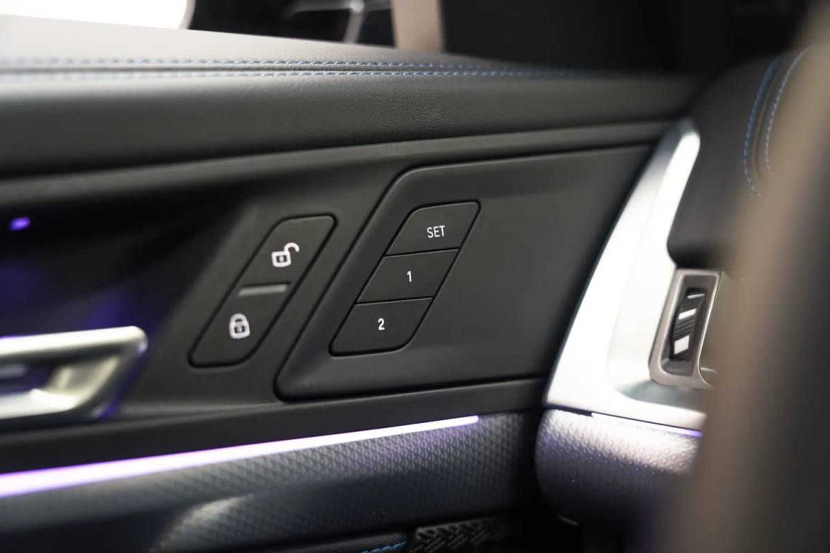 BMW iX1 BMW iX1 eDrive 67 kwh M sport [ Navi Leder/ Alcantara Head-up Apple / Android Stoelverwarming]