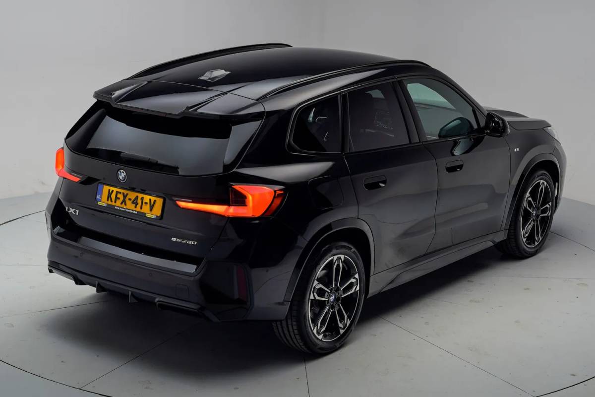 BMW iX1 BMW iX1 eDrive 67 kwh M sport [ Navi Leder/ Alcantara Head-up Apple / Android Stoelverwarming]