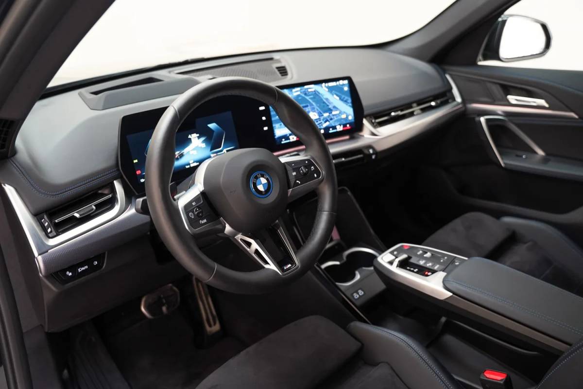 BMW iX1 BMW iX1 eDrive 67 kwh M sport [ Navi Leder/ Alcantara Head-up Apple / Android Stoelverwarming]
