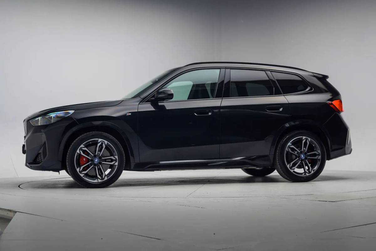 BMW iX1 BMW iX1 eDrive 67 kwh M sport [ Navi Leder/ Alcantara Head-up Apple / Android Stoelverwarming]