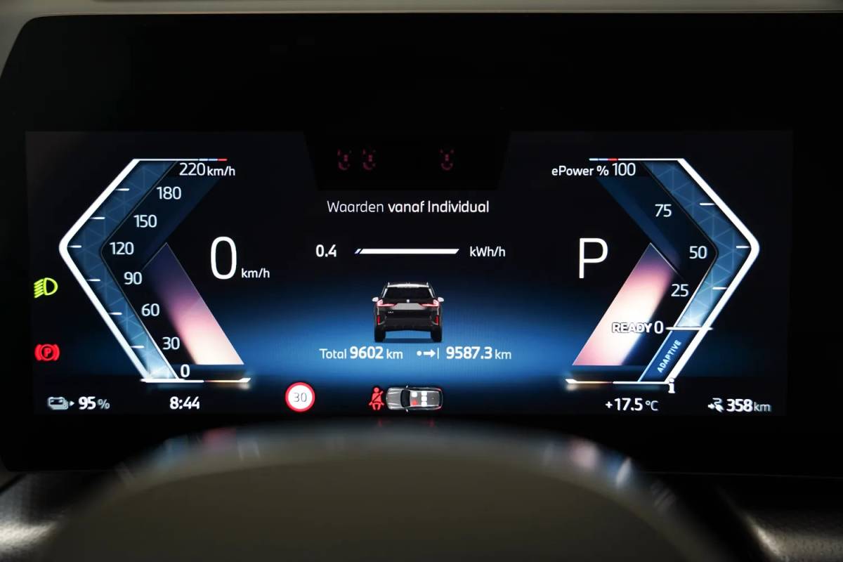 BMW iX1 BMW iX1 eDrive 67 kwh M sport [ Navi Leder/ Alcantara Head-up Apple / Android Stoelverwarming]