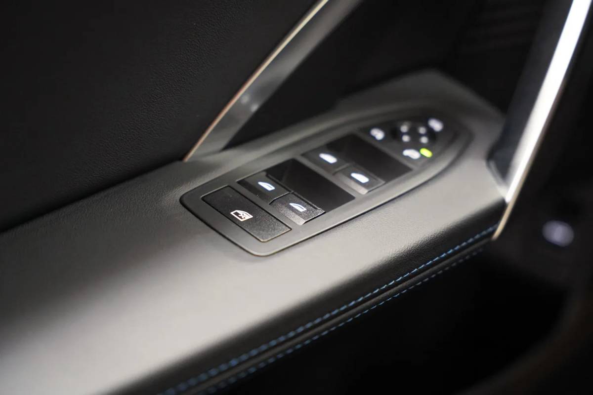 BMW iX1 BMW iX1 eDrive 67 kwh M sport [ Navi Leder/ Alcantara Head-up Apple / Android Stoelverwarming]