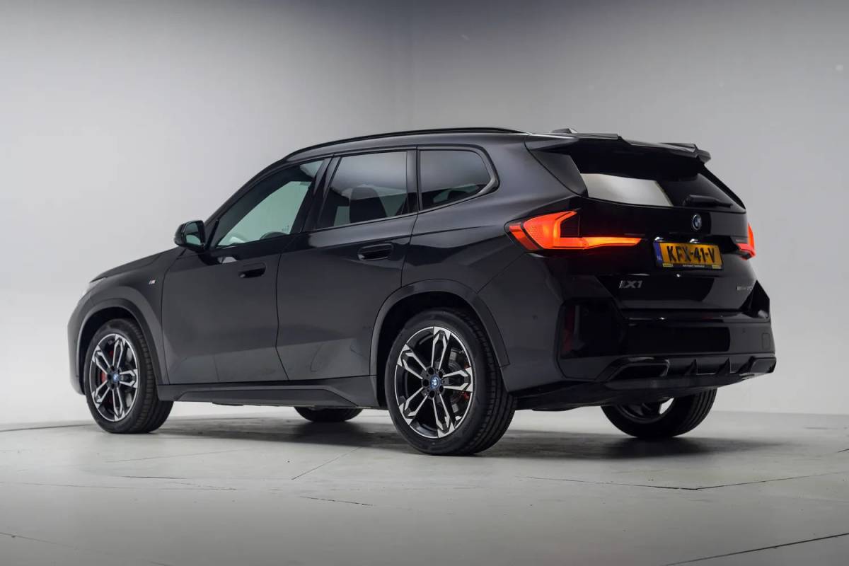 BMW iX1 BMW iX1 eDrive 67 kwh M sport [ Navi Leder/ Alcantara Head-up Apple / Android Stoelverwarming]