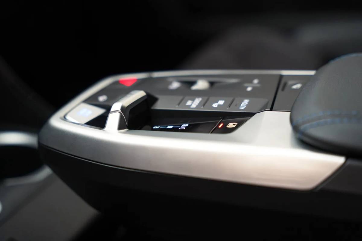 BMW iX1 BMW iX1 eDrive 67 kwh M sport [ Navi Leder/ Alcantara Head-up Apple / Android Stoelverwarming]