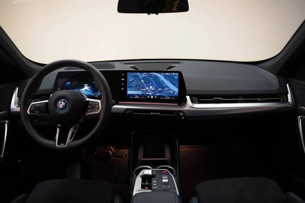BMW iX1 BMW iX1 eDrive 67 kwh M sport [ Navi Leder/ Alcantara Head-up Apple / Android Stoelverwarming]