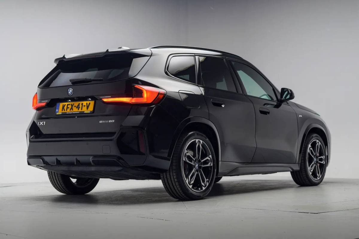 BMW iX1 BMW iX1 eDrive 67 kwh M sport [ Navi Leder/ Alcantara Head-up Apple / Android Stoelverwarming]