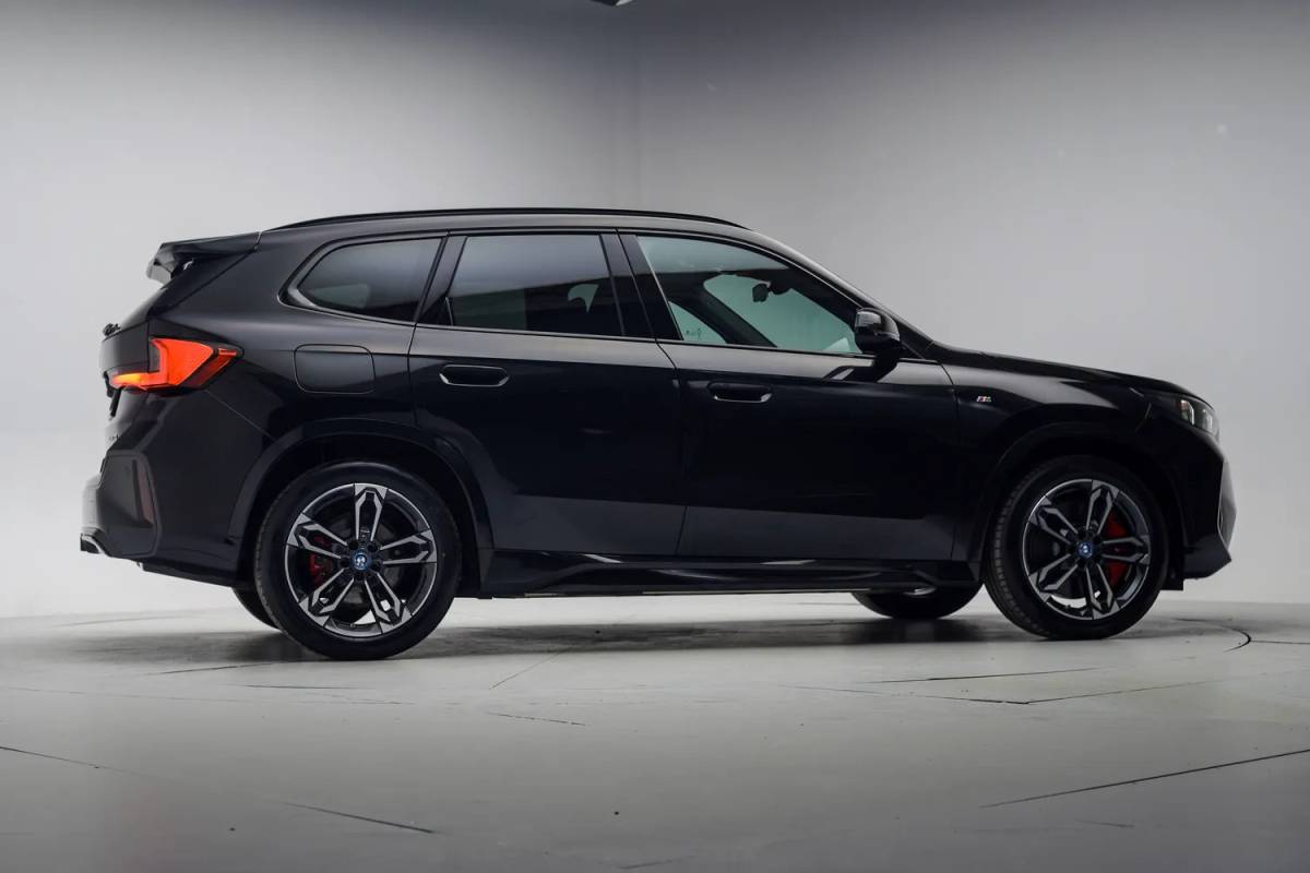 BMW iX1 BMW iX1 eDrive 67 kwh M sport [ Navi Leder/ Alcantara Head-up Apple / Android Stoelverwarming]