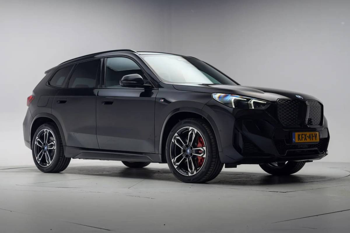 BMW iX1 BMW iX1 eDrive 67 kwh M sport [ Navi Leder/ Alcantara Head-up Apple / Android Stoelverwarming]