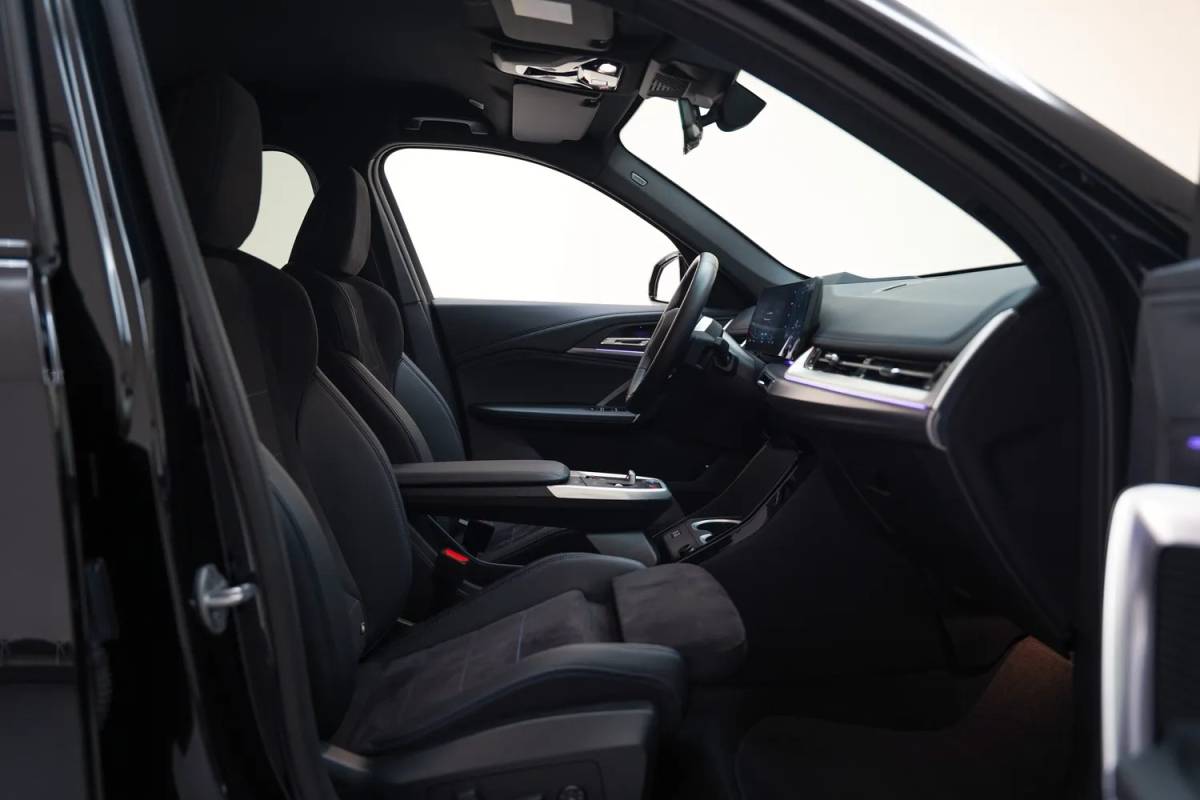 BMW iX1 BMW iX1 eDrive 67 kwh M sport [ Navi Leder/ Alcantara Head-up Apple / Android Stoelverwarming]